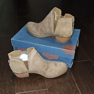 Carlos Santana Brown Suede Ankle Booties